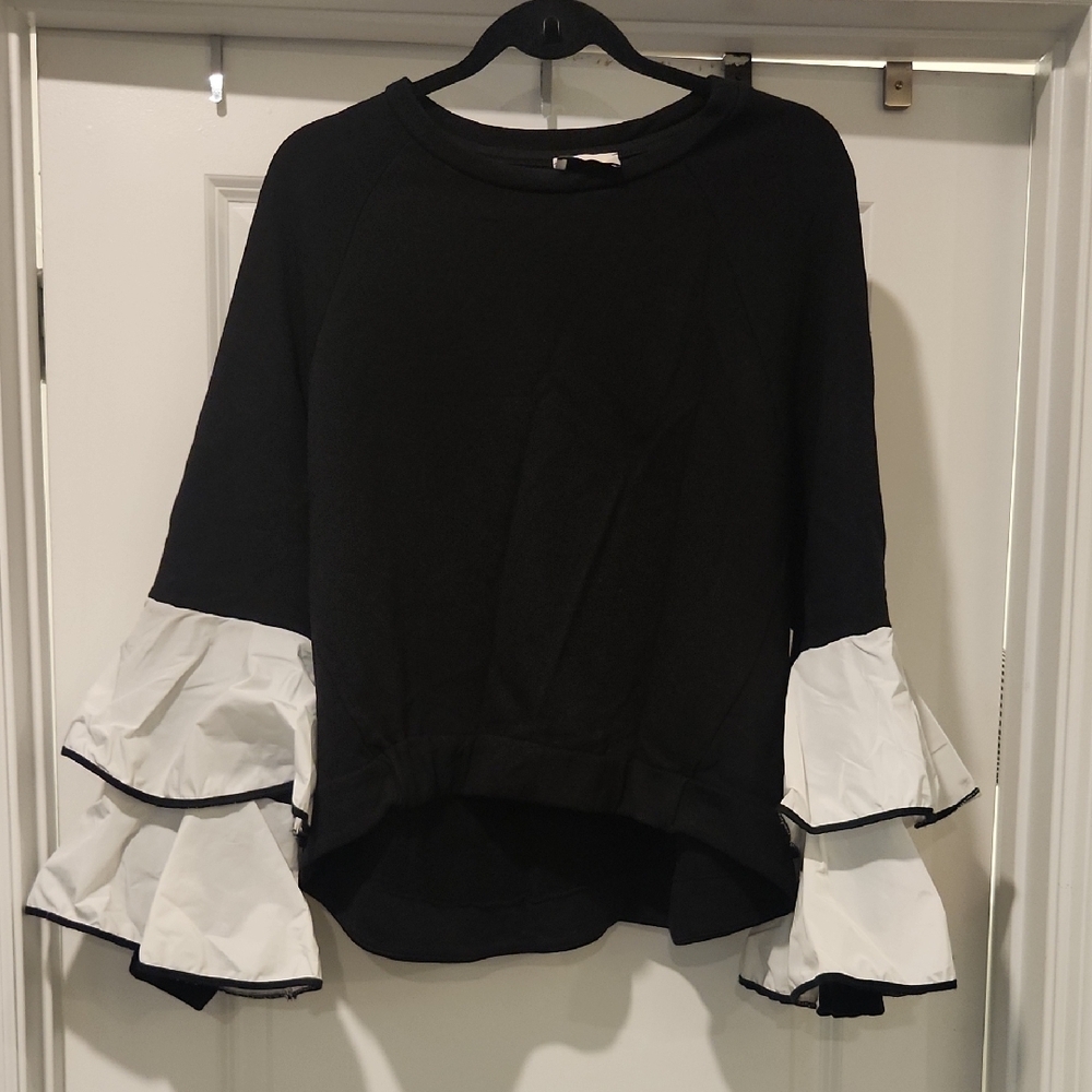 Chic Dixie Black and White Ruffle Sleeve Sweatshirt Size M!
